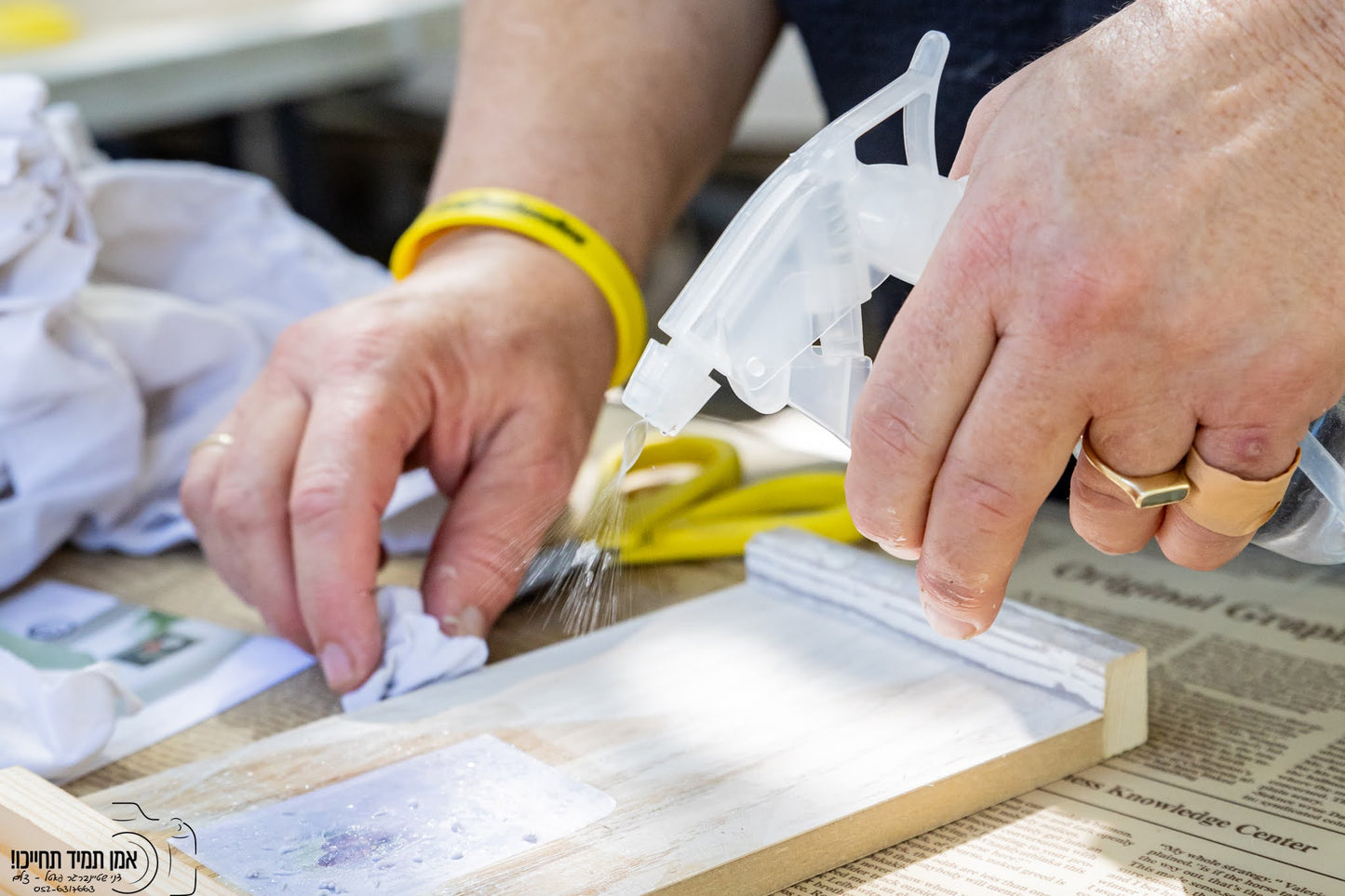 סדנה קבוצתית ל - 20 משתתפות/ים "העברת תמונות על עץ" ויצירת תמונה אחת למשתתפ/ת