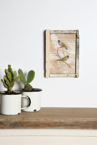 תמונה ממוסגרת על עץ - שתיי ציפורים צבעוניות